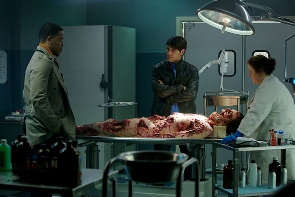 Hank (Russell Hornsby), Nick (David Giuntoli) et Dr Harper (Sharon Sachs) autour du cadavre