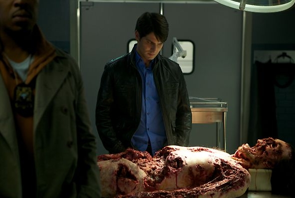 Hank (Russell Hornsby) et Nick (David Giuntoli) autour du cadavre