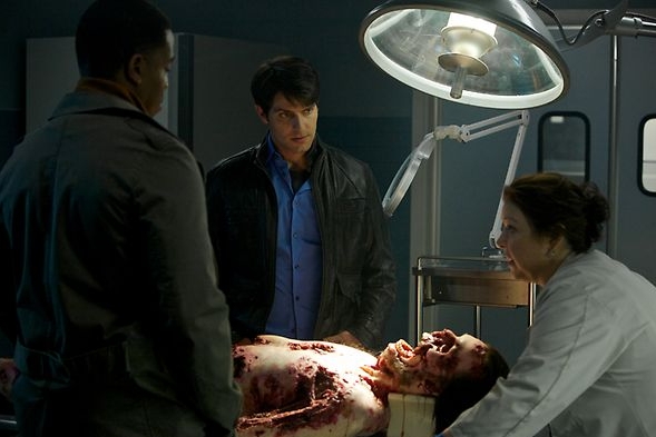 Hank (Russell Hornsby), Nick (David Giuntoli) et Dr Harper (Sharon Sachs) autour du cadavre