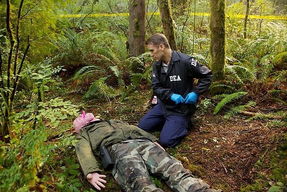 Agent Langford (Drew Barrios) autour d'un cadavre