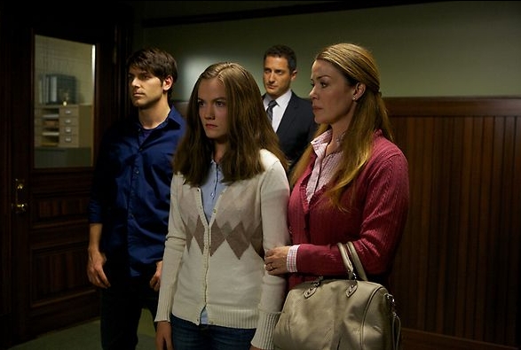 Nick (David Giuntoli), Holly Clark (Mary Jon Nelson), Renard (Sasha Roiz) et Mrs. Clark (Claudia Christian)