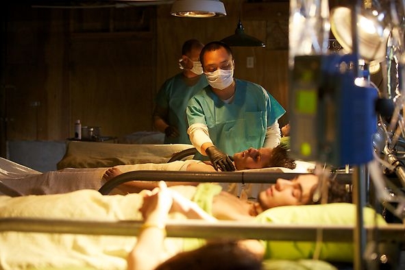 Le Dr. Levine (Valerie Cruz) auprès de ses patients
