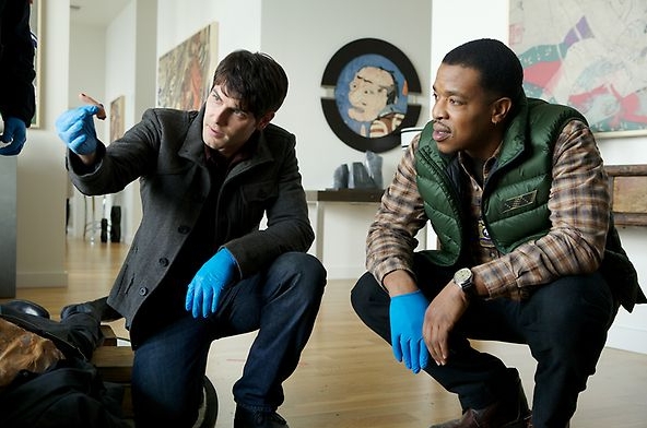 Nick (David Giuntoli) et Hank (Russell Hornsby) relèvent les indices