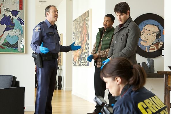 L'officier de police Franco (Robert Blanche) avec Nick et Hank