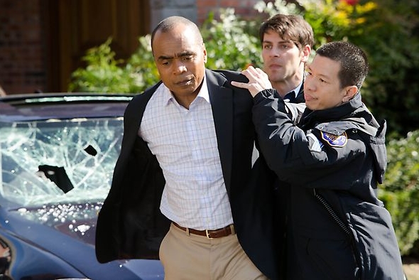 Spencer Harrison (Tom Wright) arrêté par Nick (David Giuntoli) et Wu (Reggie Lee)