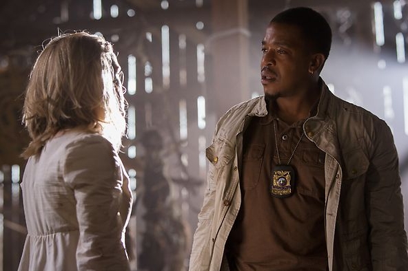 Hank (Russell Hornsby) et Carly