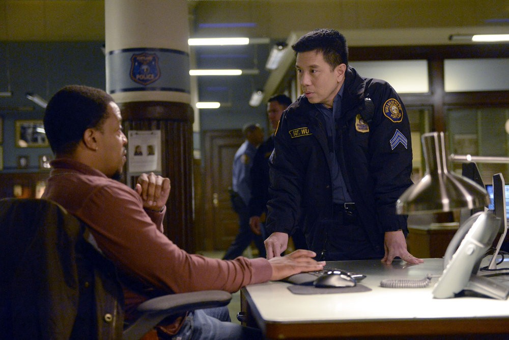 Hank (Russell Hornsby) et Wu (Reggie Lee) au commissariat.